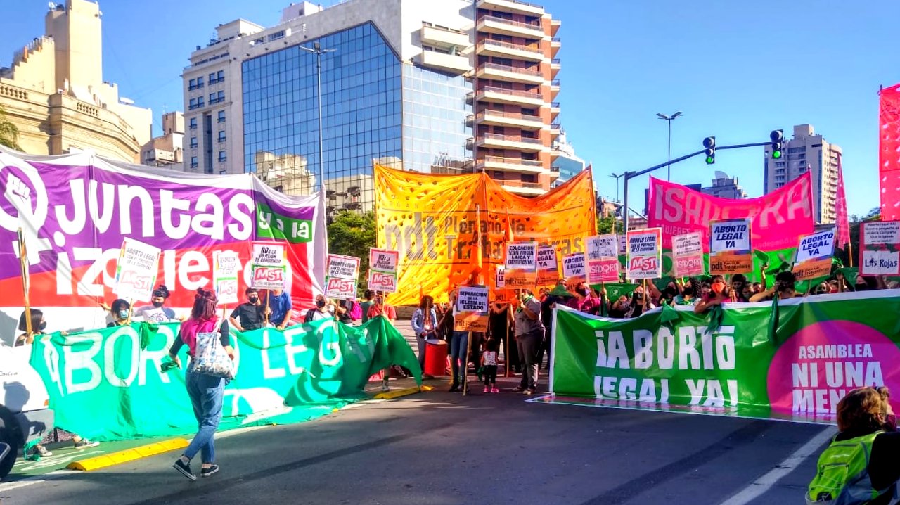 Pañuelazo por el aborto legal frente al Patio Olmos