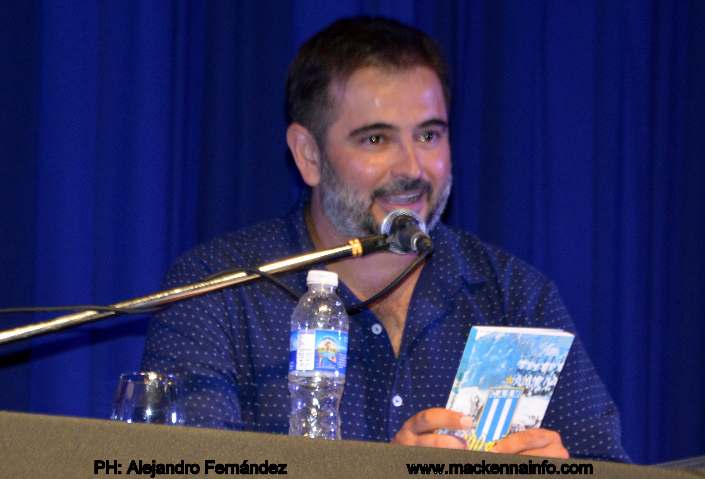 El escritor Federico Tossolini presentó su libro 100 Años de Pasión, dedicado al cumple de San Martín