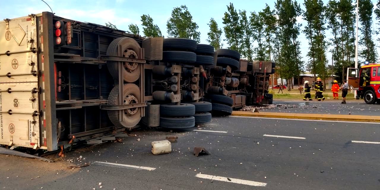Un camión cargado con ajo volcó en la rotonda de Mackenna