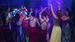 Las fiestas pendientes de egresados serán sin baile; solo se permite cena y desfile