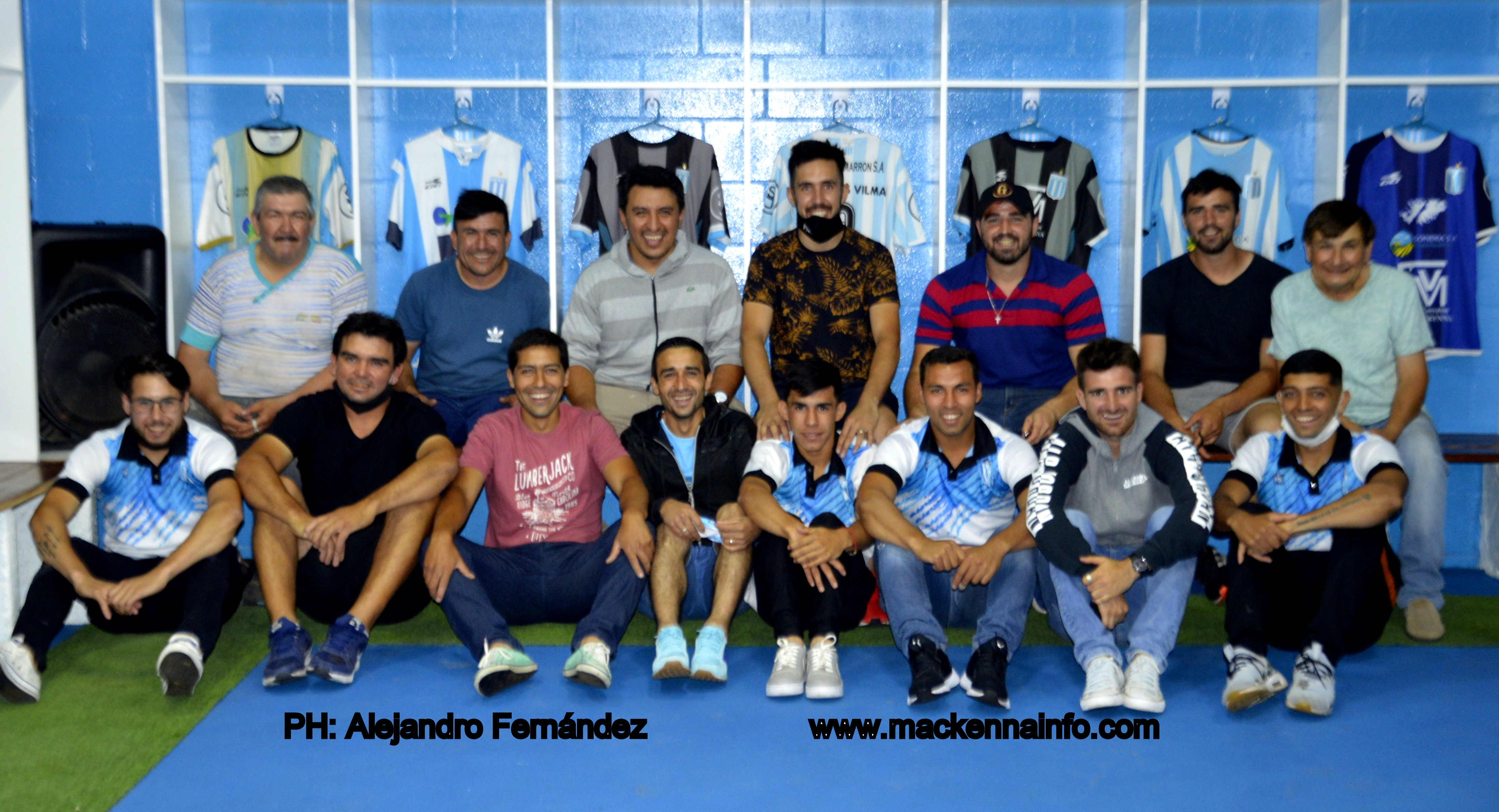 Un grupo de jugadores y colaboradores del Club San Martín, remodelaron por iniciativa propia los vestuarios 