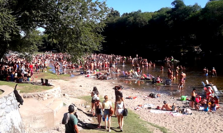 Alarmantes imágenes en un balneario de Calamuchita repleto de jóvenes sin barbijo
