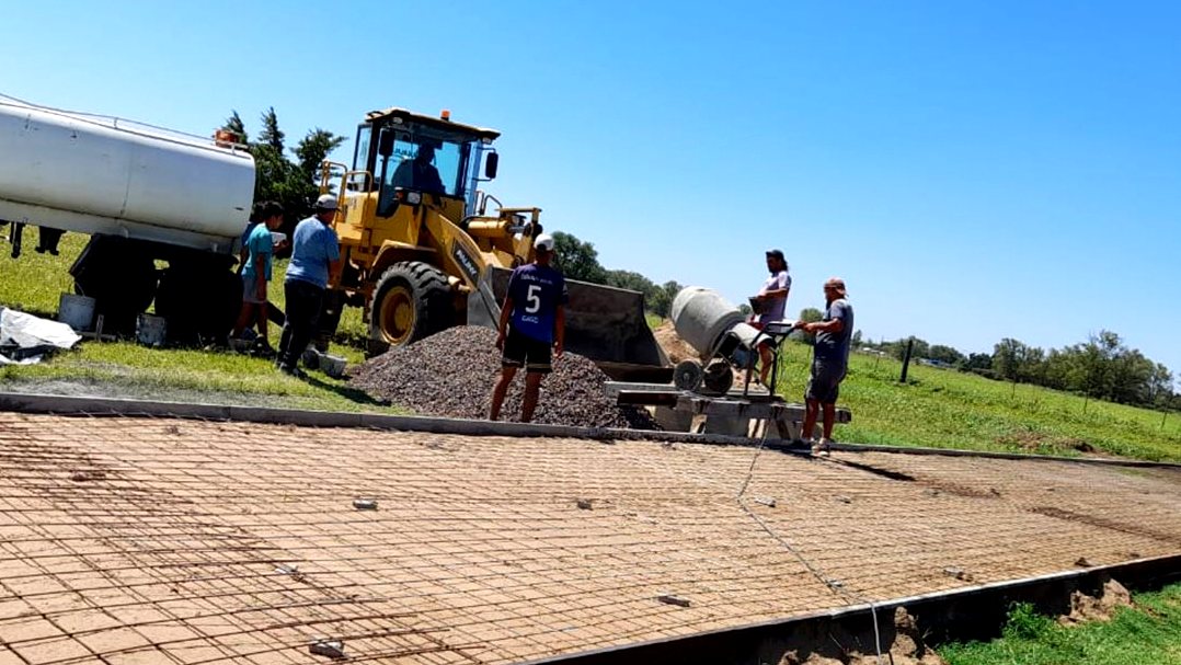 La Muni de Mackenna construye en el Polideportivo una cancha de bochas estilo zerbín