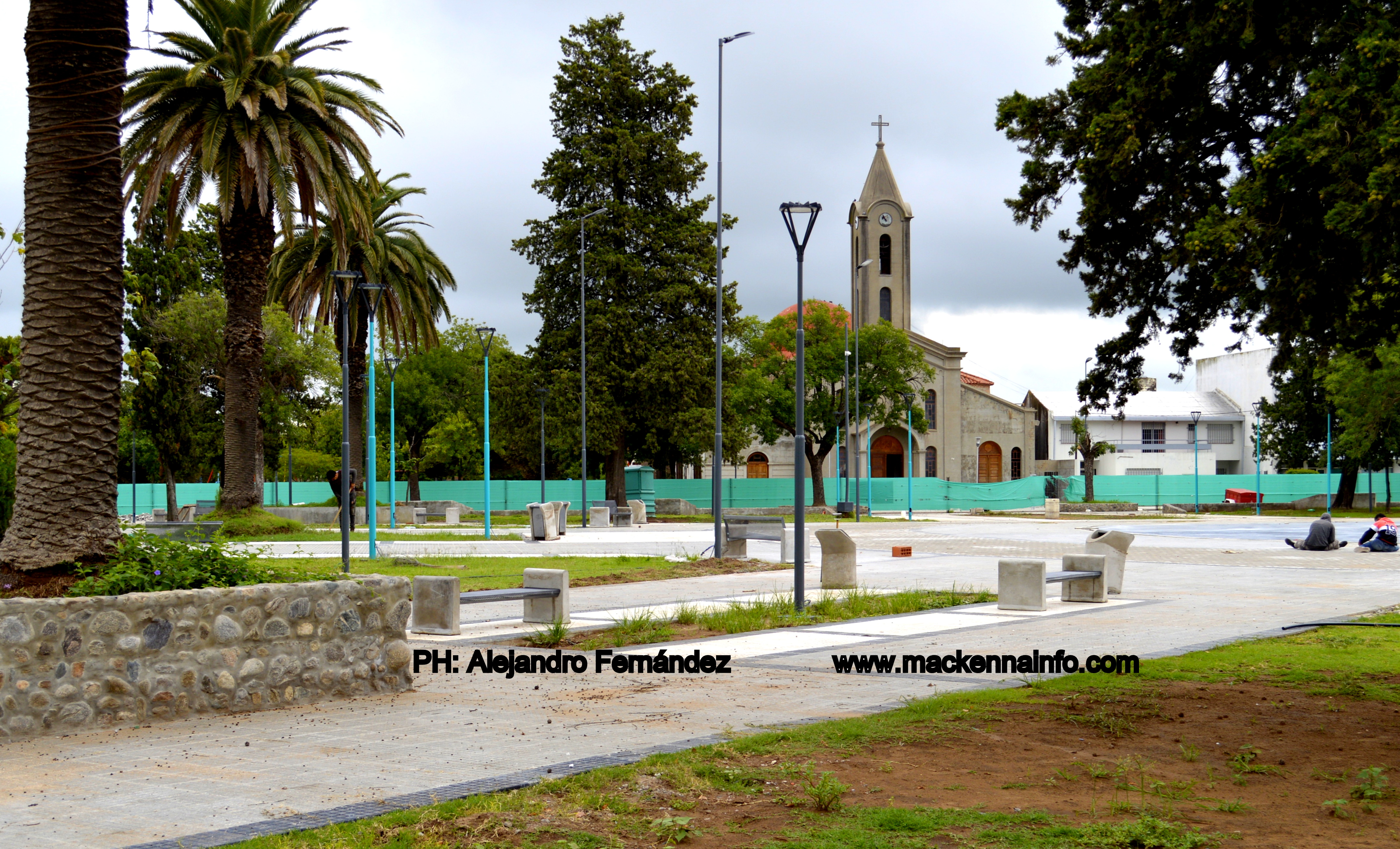 De a poco la Plaza Sarmiento va tomando color