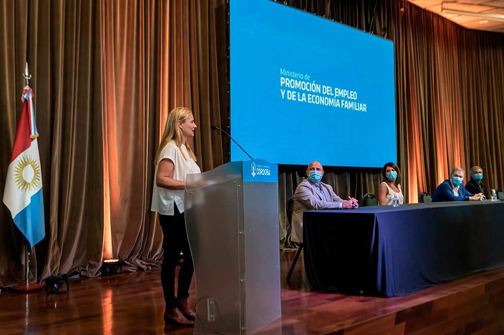 Schiaretti presentó un programa de inserción laboral vinculado a empresas tecnológicas