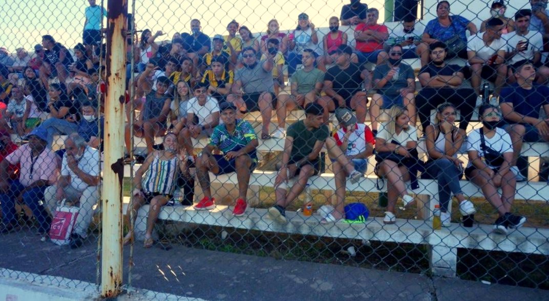 Polémica instalada por la decisión que a las canchas de fútbol pueden entrar solamente 100 personas