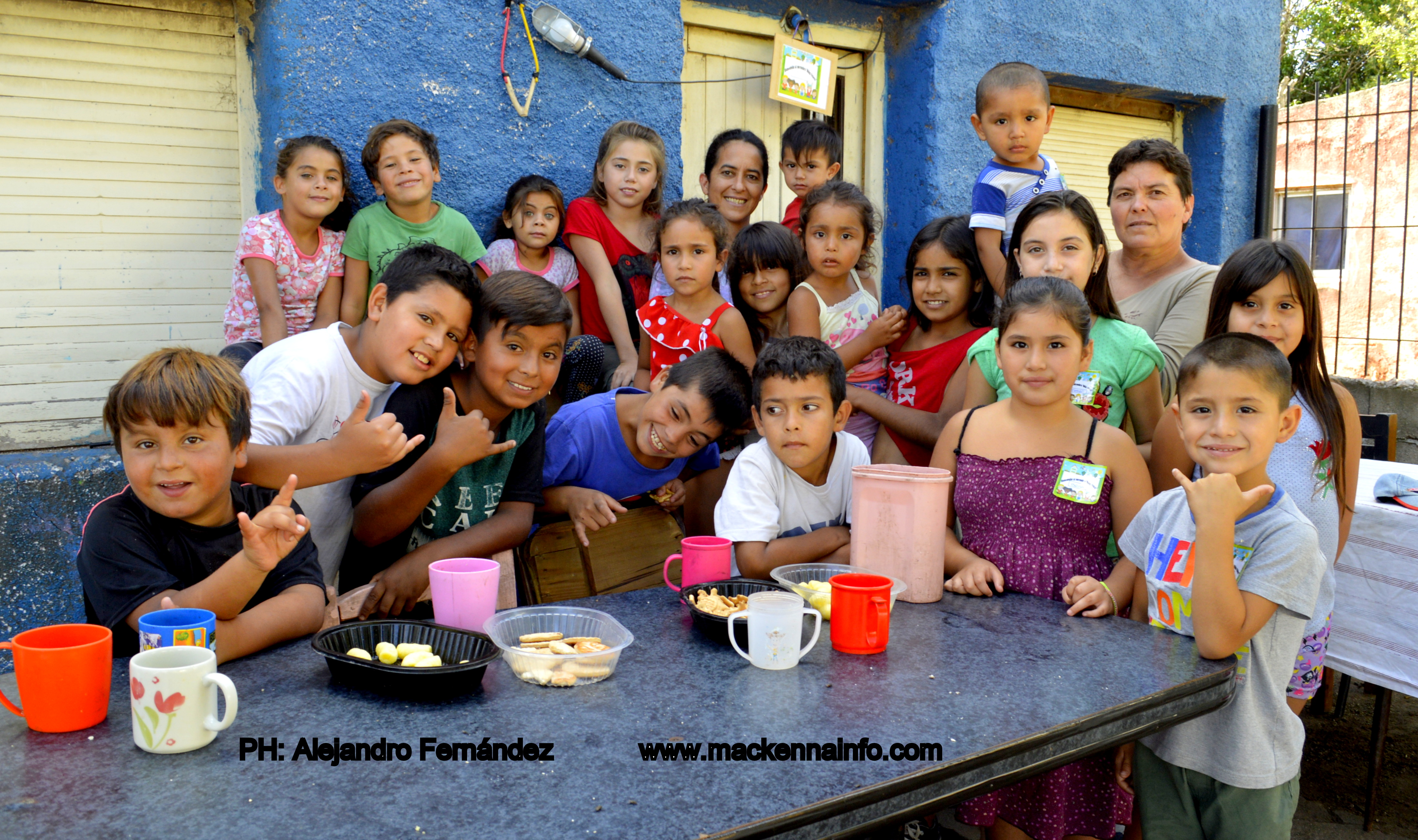 Merendero del Barrio Las Ranas: Niños felices en una tarde de verano