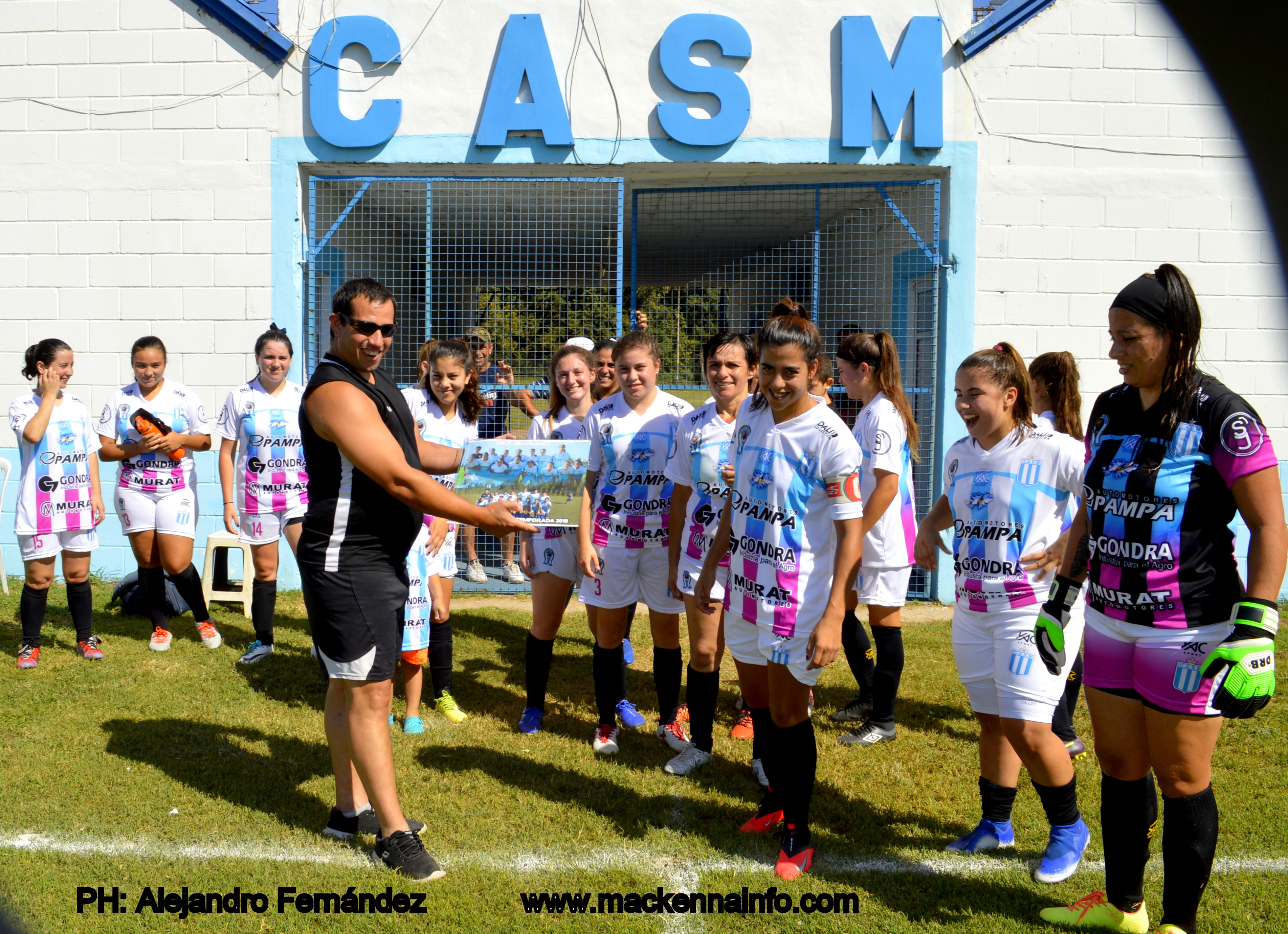 El ex técnico de San Martín Femenino Francisco Pascuzzi fue homenajeado el domingo en el Parque