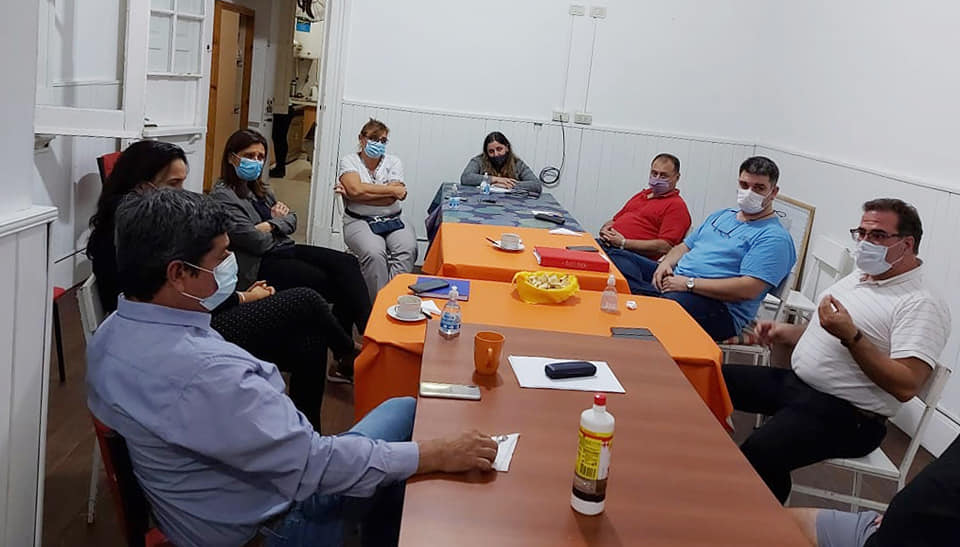 Profesionales del Hospital Regional San Antonio de Padua, se reunieron con integrantes del COE local