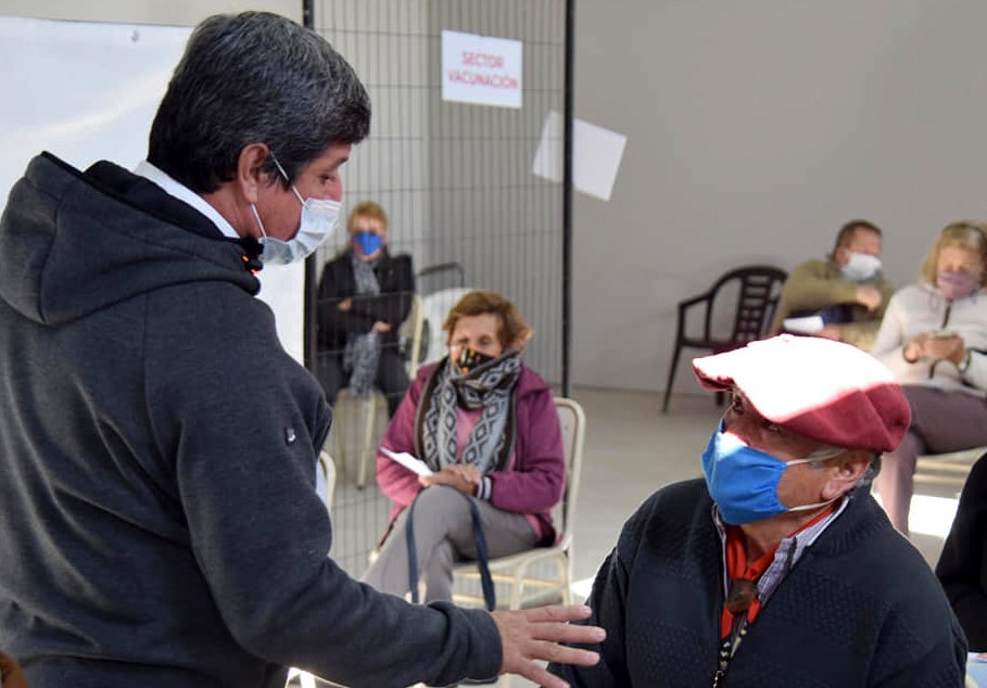 El intendente Roberto Casari supervisa el operativo de vacunación