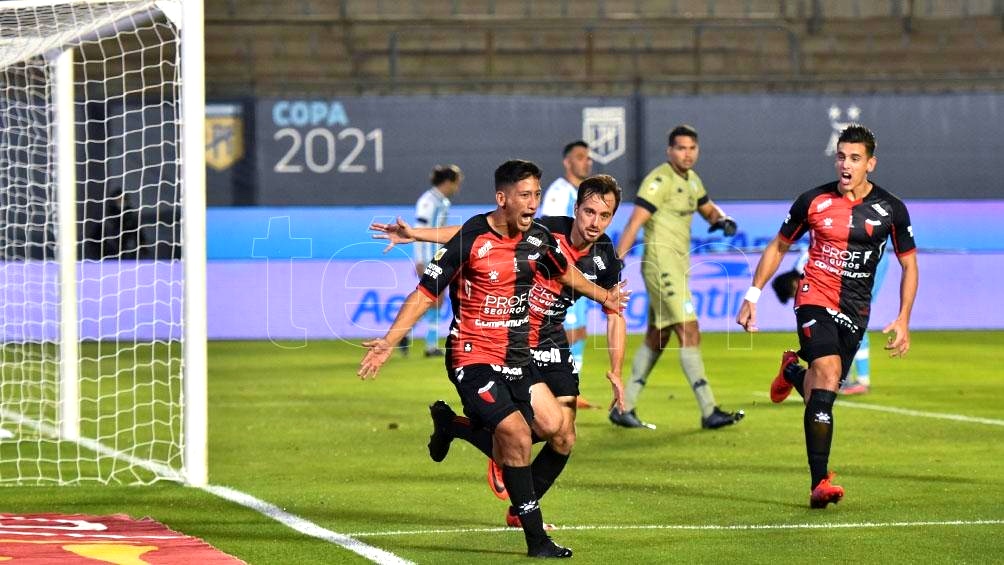 Colón goleó a Racing y gritó campeón por primera vez en su historia