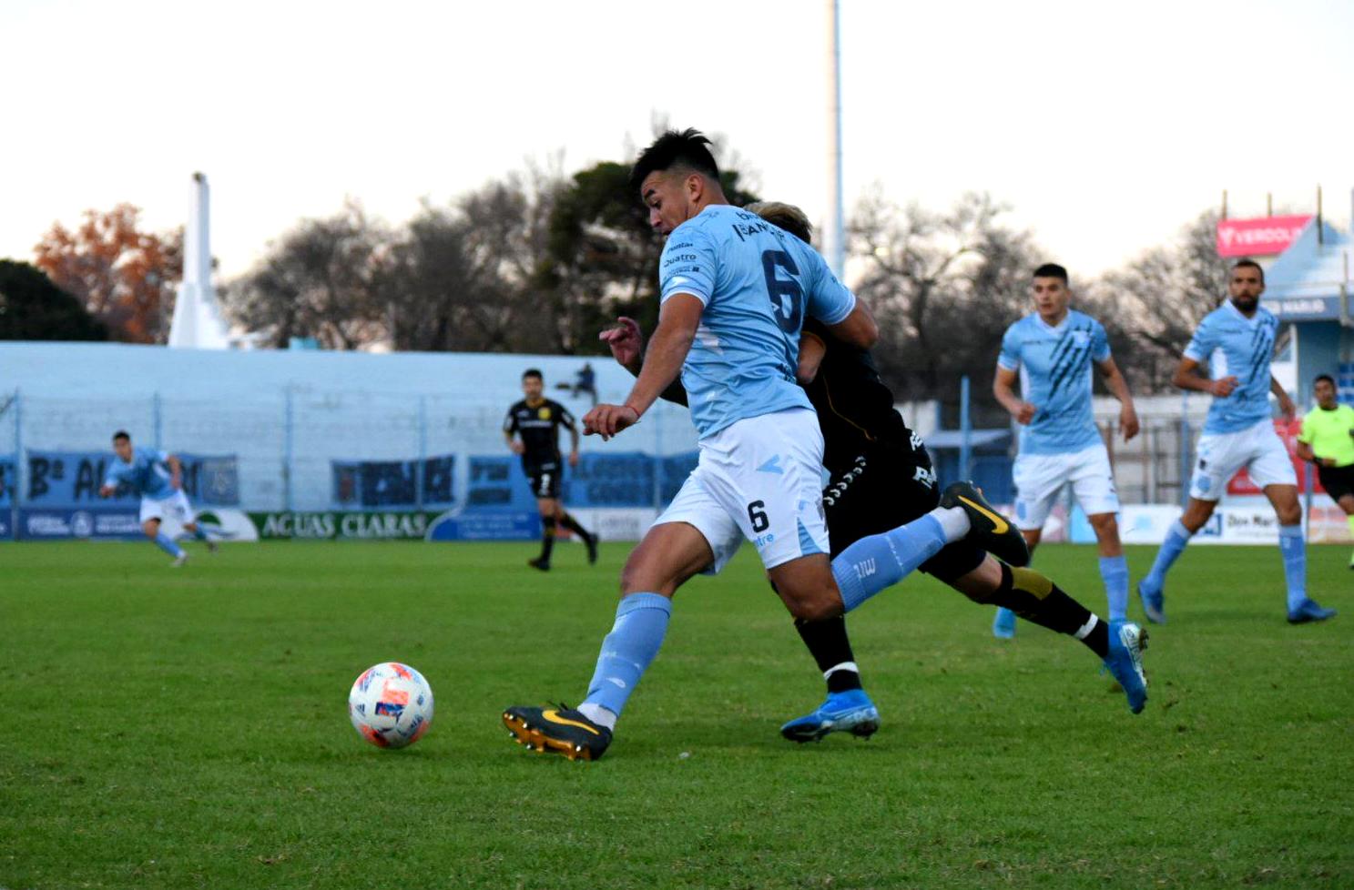 Estudiantes de Río Cuarto igualó de local ante Almirante Brown