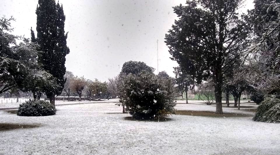 Villa Sarmiento se cubrió de blanco ante una intensa nieve