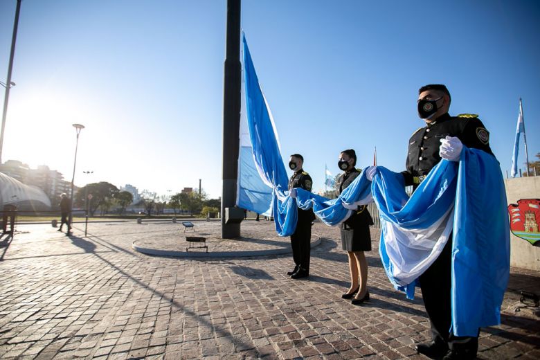 Calvo encabezó el acto por el Día de la Bandera