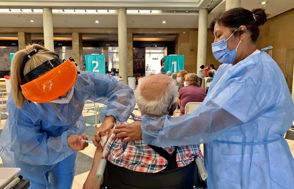 Información importante sobre primera dosis de vacuna para mayores de 70 años