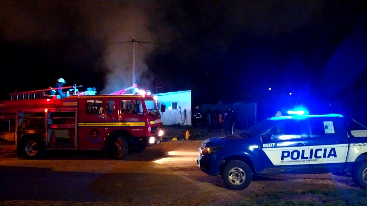 En Mackenna se incendió un casa y un auto en el mismo lugar