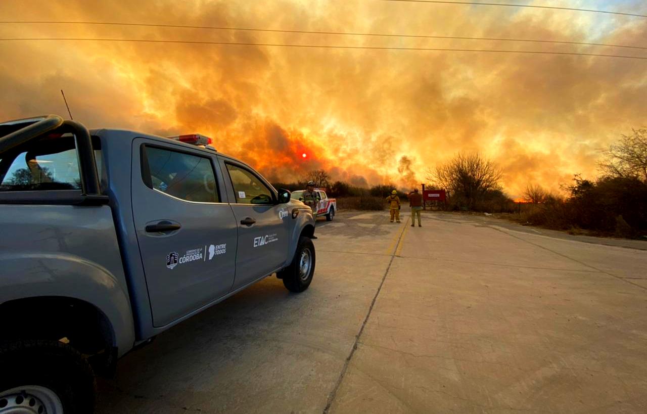 Bomberos combaten un incendio en jurisdicción de Malagueño