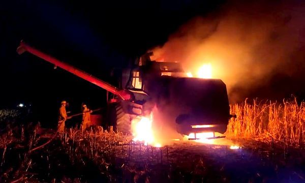 Se incendió una maquina cosechadora en la zona rural de Mackenna