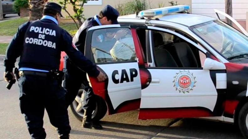 Lo detuvieron por agredir a su mujer y al ser aprehendido golpeó en el rostro a un policía