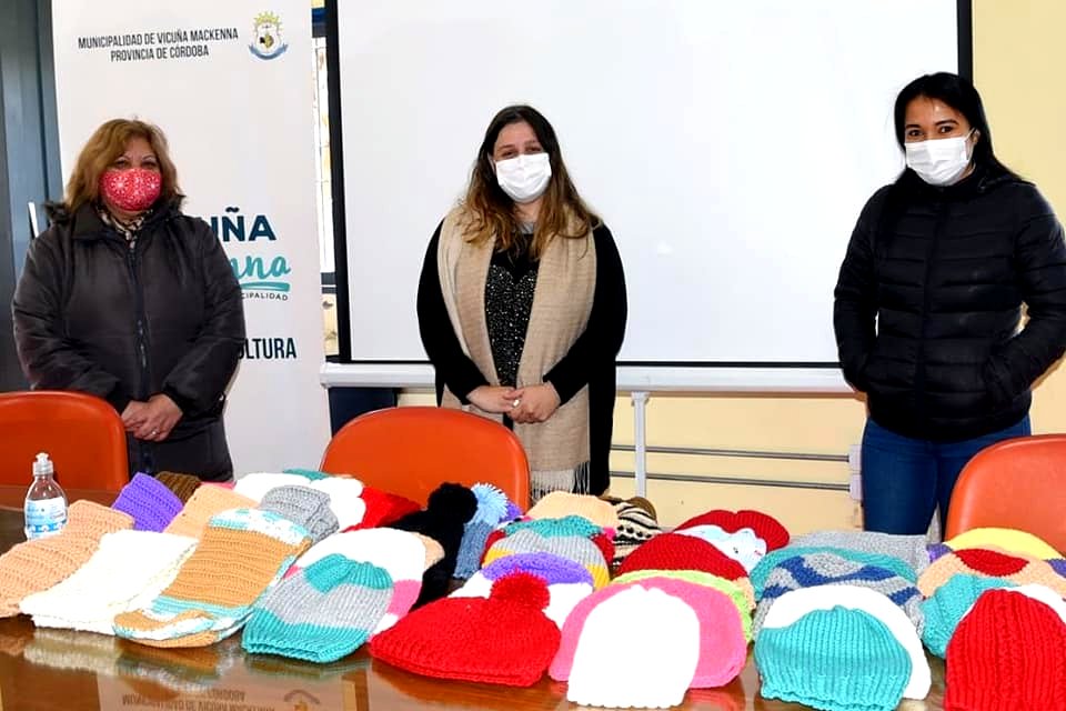 El Taller Municipal de Tejido entregó gorros y bufandas
