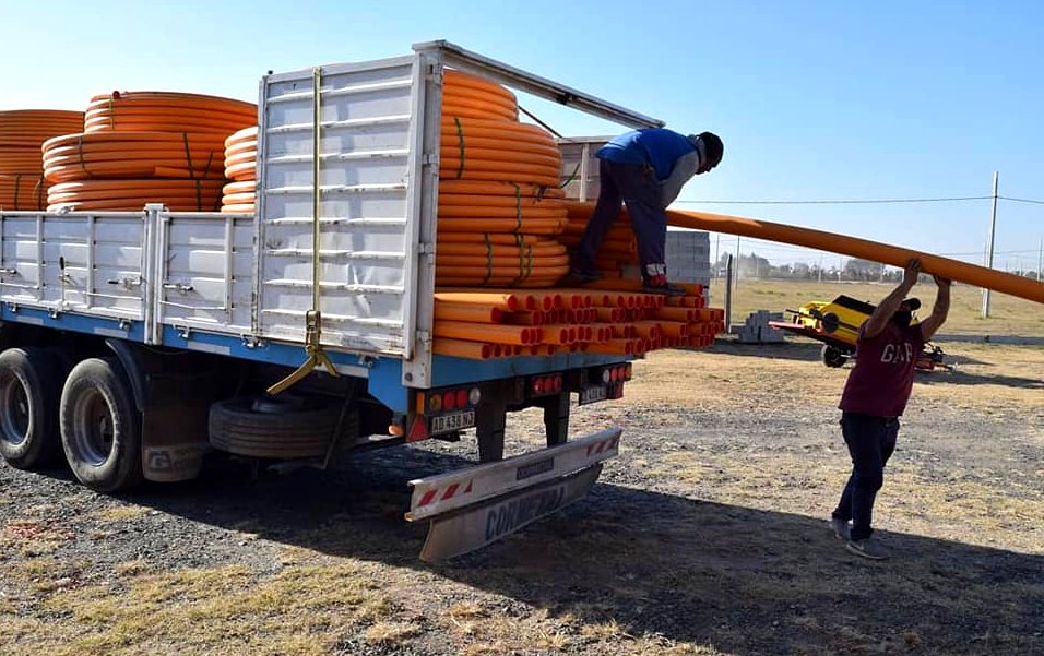 Llegó material para continuar con la segunda parte de la obra de gas en Mackenna