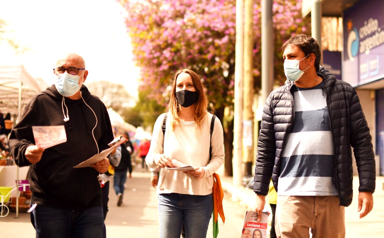 La izquierda recorrió ferias y plazas en el último domingo de campaña