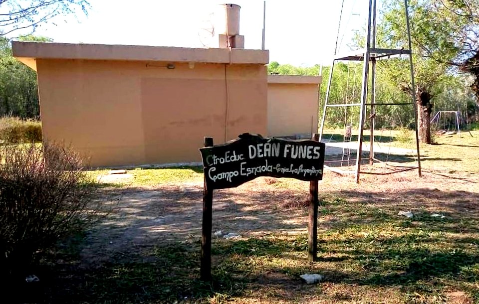 La Muni de Mackenna colabora con las escuelas rurales, desmalezando los predios