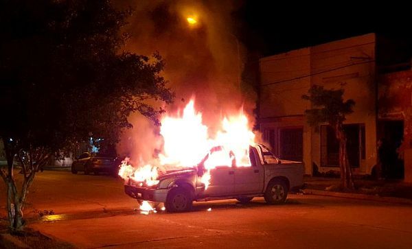 Incendio total de una camioneta en el centro de Mackenna Incendio total de una camioneta en el centro de Mackenna