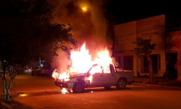 Incendio total de una camioneta en el centro de Mackenna