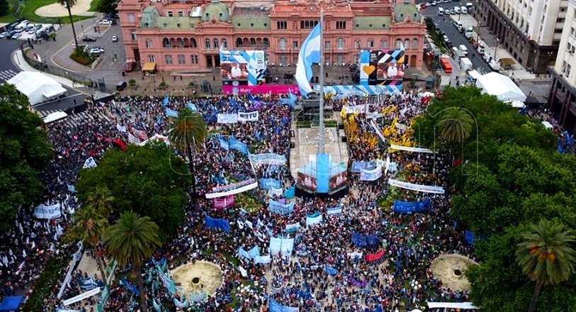Un festejo a Plaza llena por los 38 años de la democracia argentina