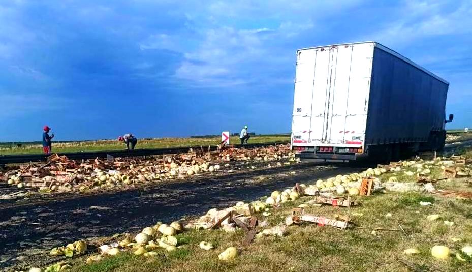 Un camión perdió su carga de melones en cercanías de Mackenna