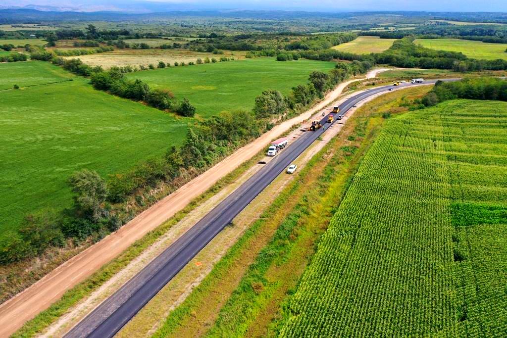 Schiaretti supervisó obras de pavimentación en el Camino de la Costa