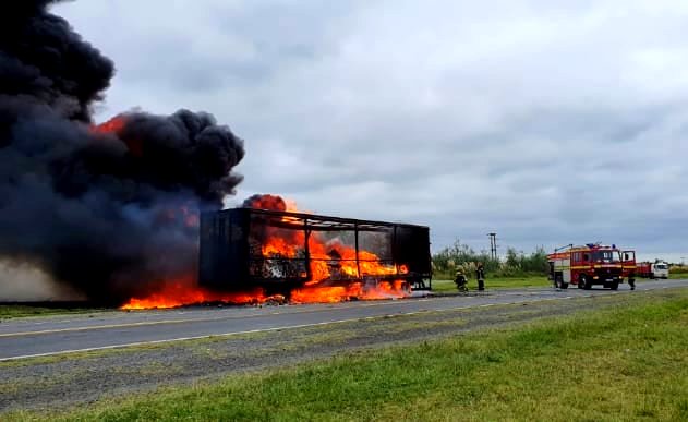 Siniestro vial: se incendio un camión en cercanías de Mackenna