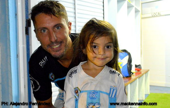 La nena que espero hasta el final a su ídolo, para sacarse una foto con el