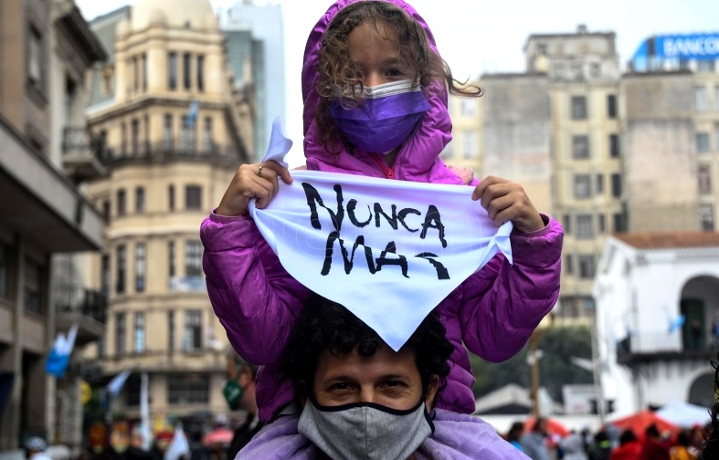 A 46 años del golpe militar: una multitud colmó la Plaza de Mayo en el Día de la Memoria