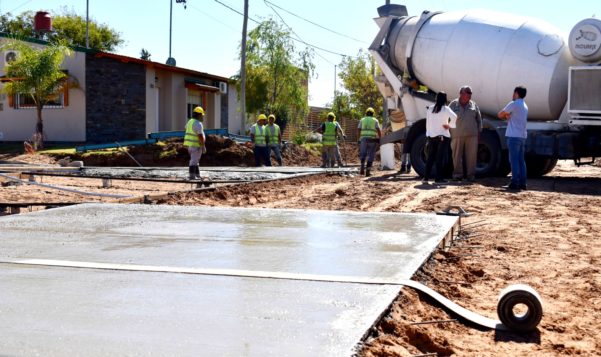 La Muni de Mackenna continúa asfaltando calles en el barrio Sur