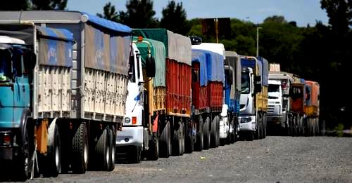 Camioneros nucleados en la organización nacional FETRA siguen en la rotonda de Mackenna