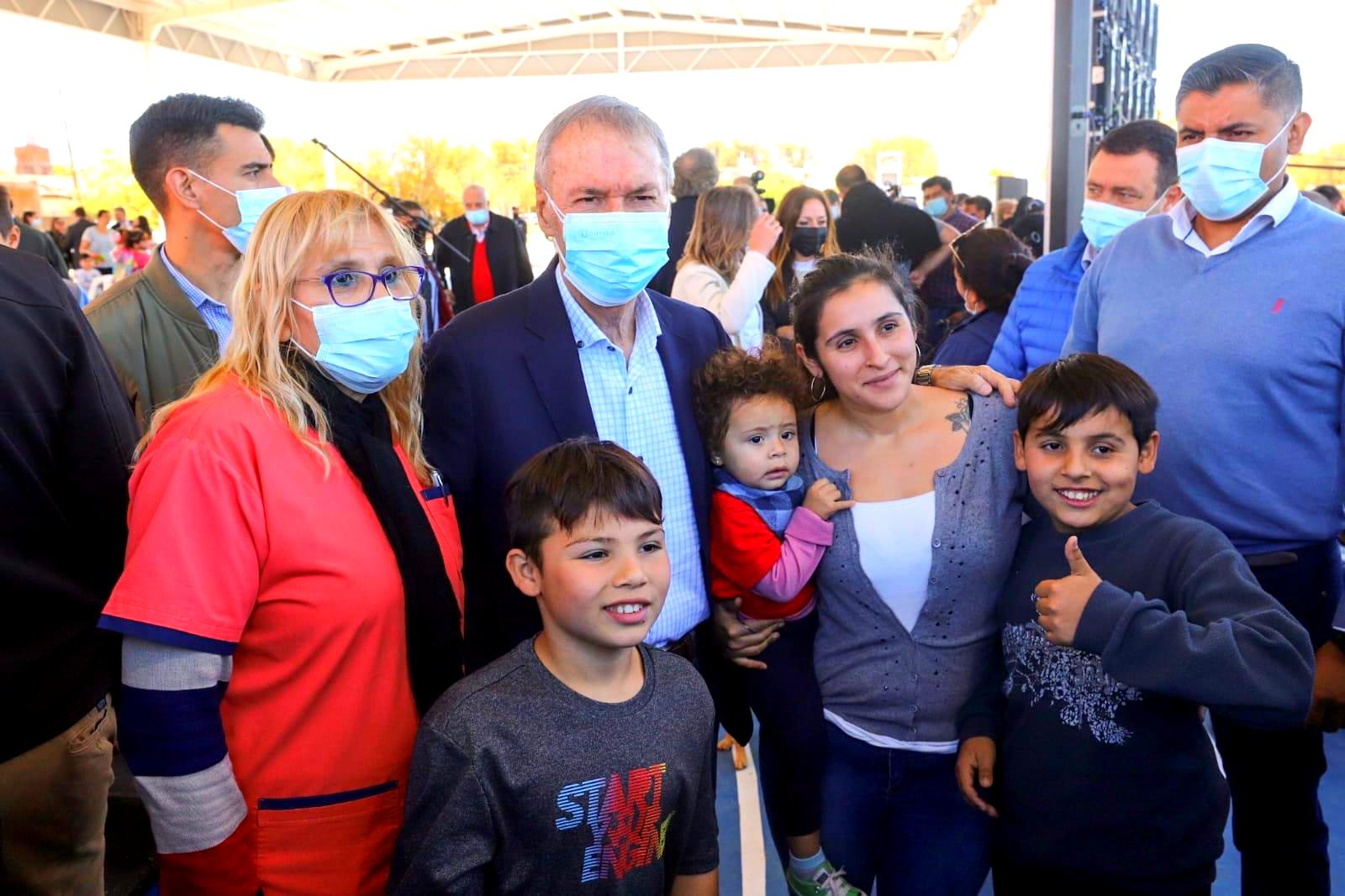 Río Cuarto: Schiaretti inauguró otro polideportivo social y entregó equipamiento médico