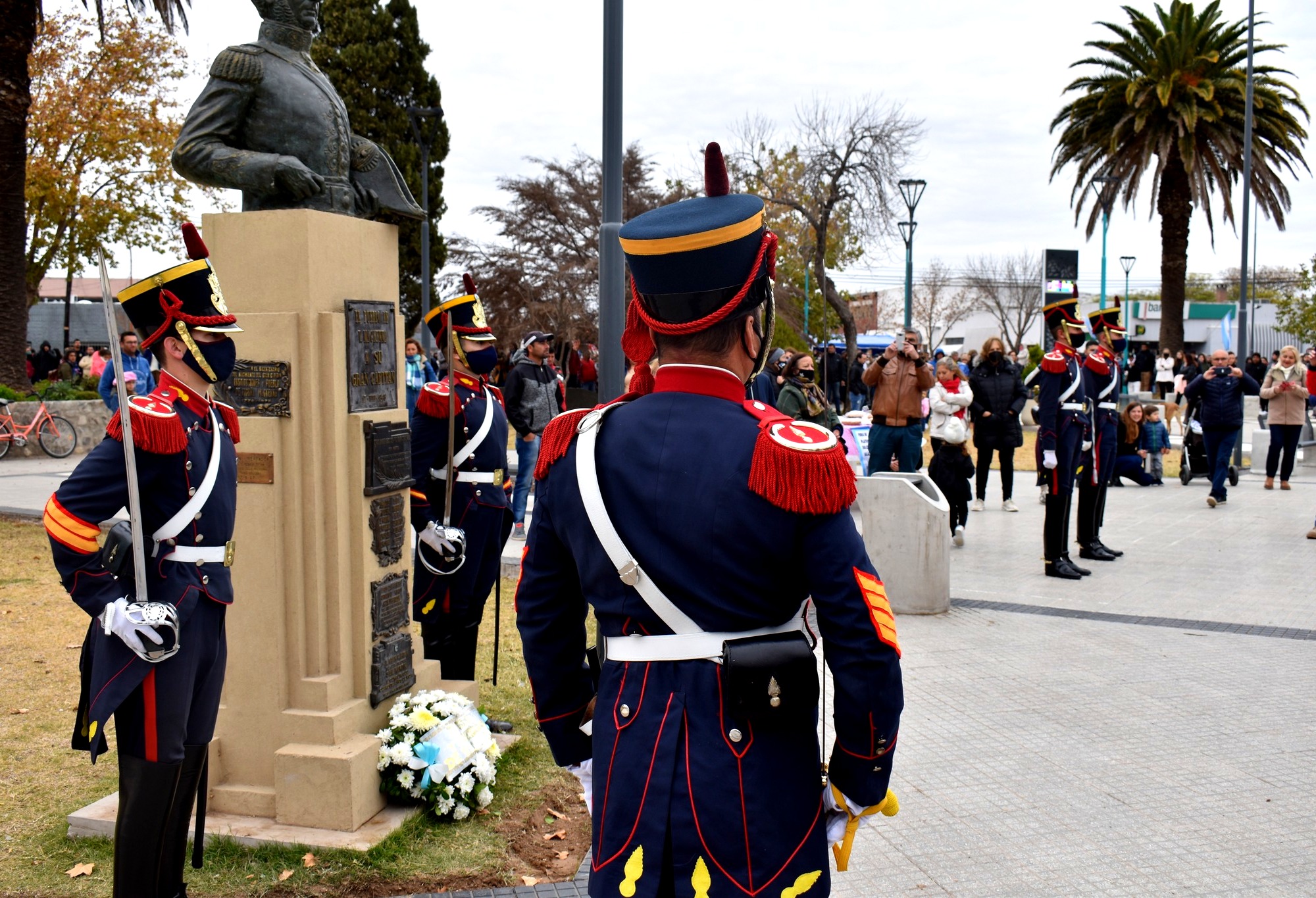 Emotivo Desfile Cívico Militar en Mackenna