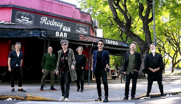 A 30 años de su famosa canción, La Portuaria se sube al escenario del bar de la calle Rodney