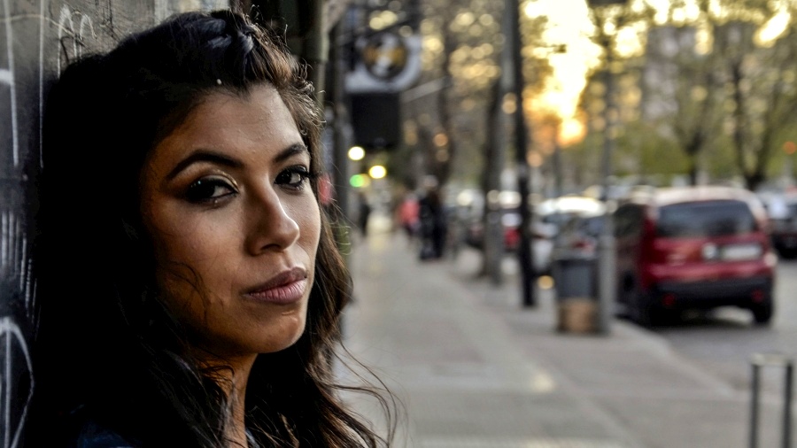 Inquieta y popular, la cantante Natalia Bazán estrena su primer álbum