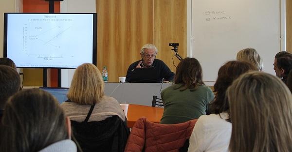 Juan Llach: Lo que ocurre dentro del aula es determinante para los resultados en educación