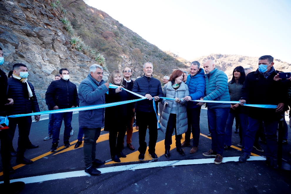 Schiaretti inauguró el último tramo de pavimentación del Camino de los Túneles y anunció más obras
