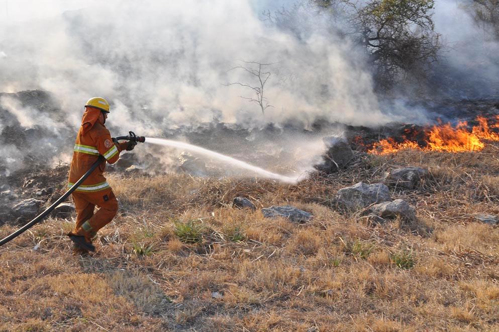 Los bomberos trabajan para combatir tres incendios
