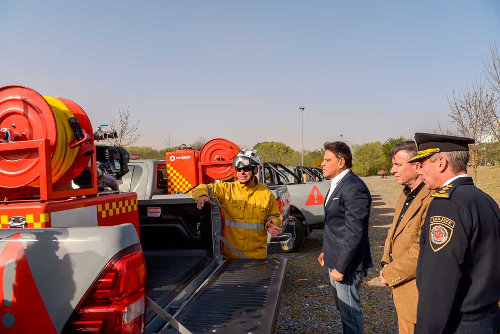 La Provincia destinó a la zona de los incendios 16 nuevas camionetas