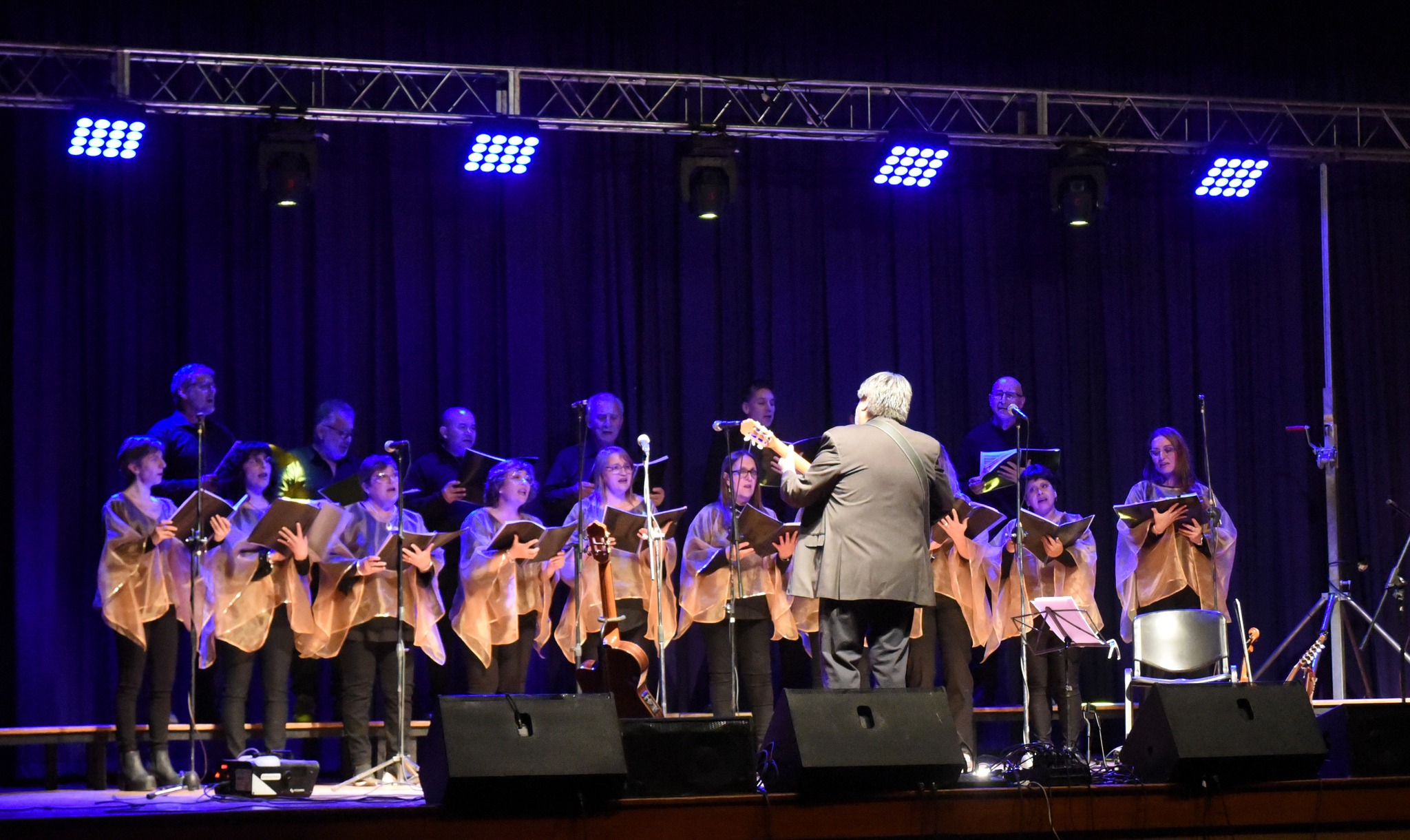 El Coro Municipal de Mackenna celebró sus 30 años con el canto