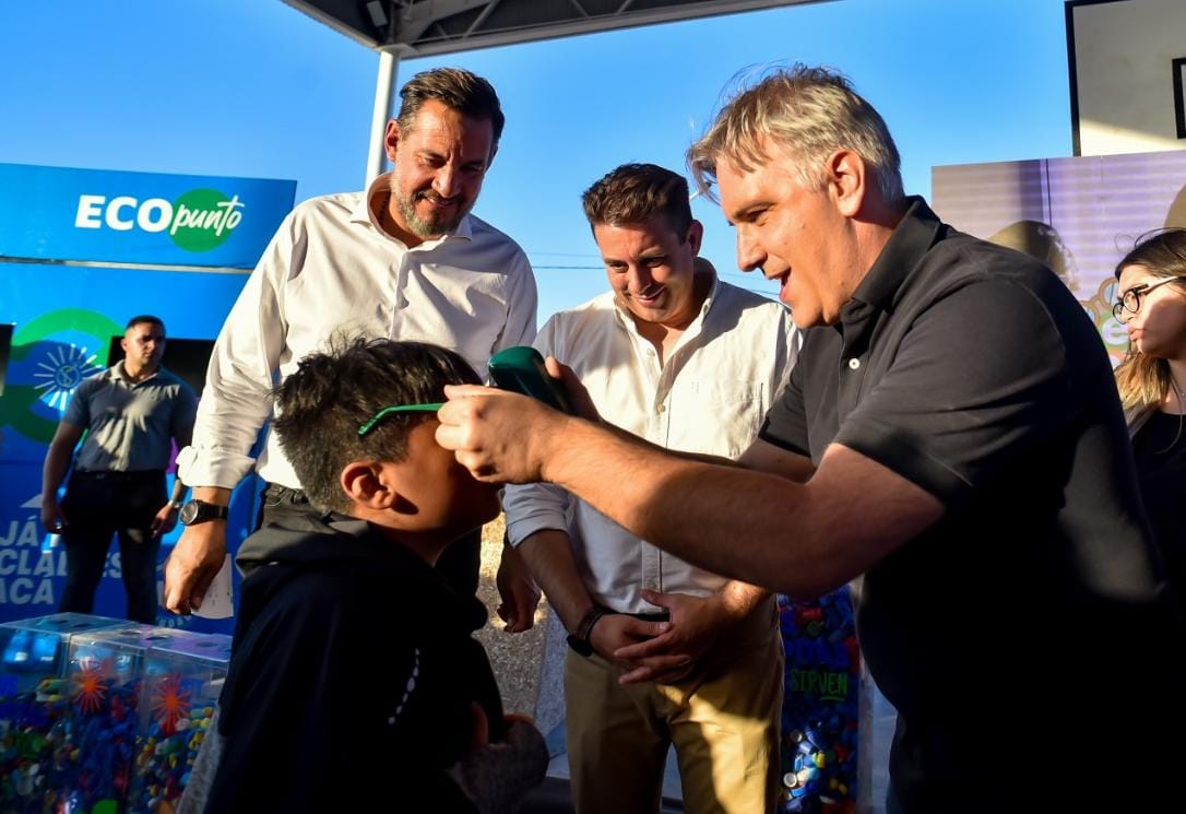 5500 vecinos de Córdoba capital ya cuentan con sus anteojos recetados y fabricados a partir de tapitas de gaseosas