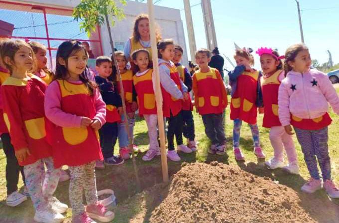 Plantación de árboles en Jardín de Infantes