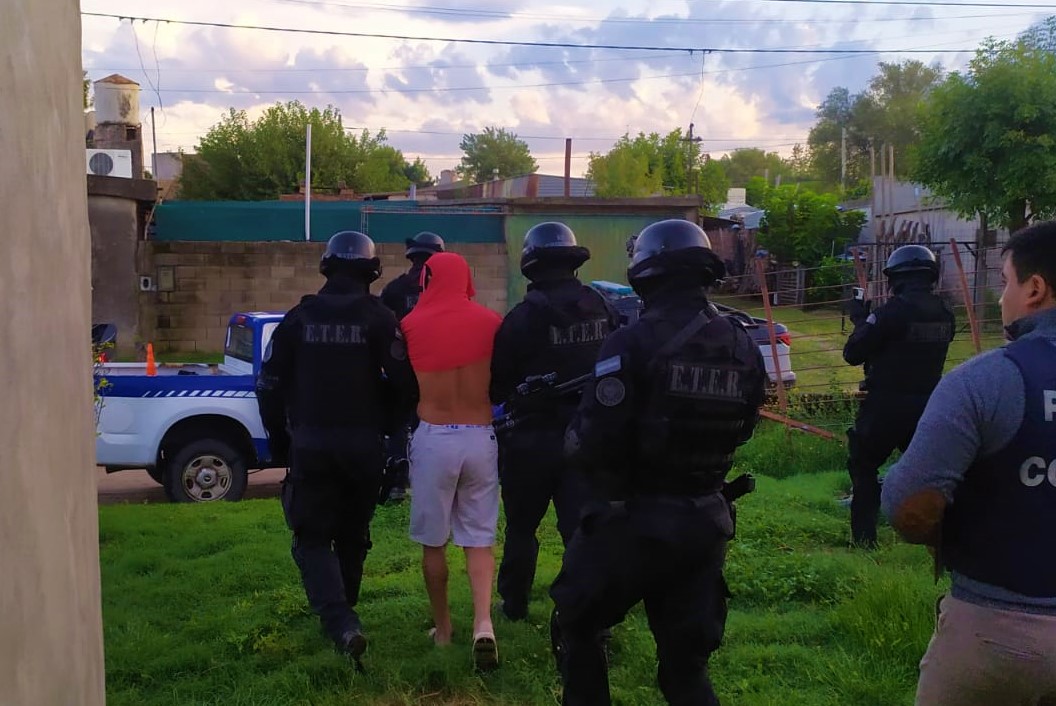 Allanan un domicilio y detienen a un delincuente en Mackenna