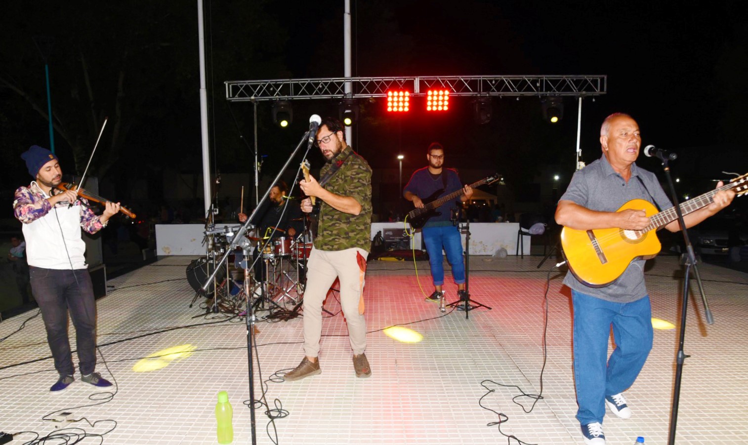 Noche de folclore y grito santiagueño en la Plaza Sarmiento